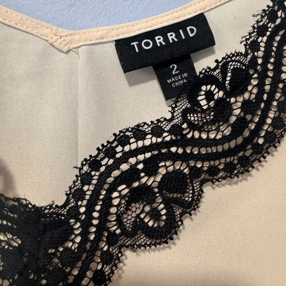 Torrid  very light pink size 2X blouse - Picture 3 of 4